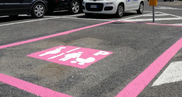 MOBILITÀ SOSTENIBILE |  Allestiti i parcheggi rosa per donne in gravidanza e genitori